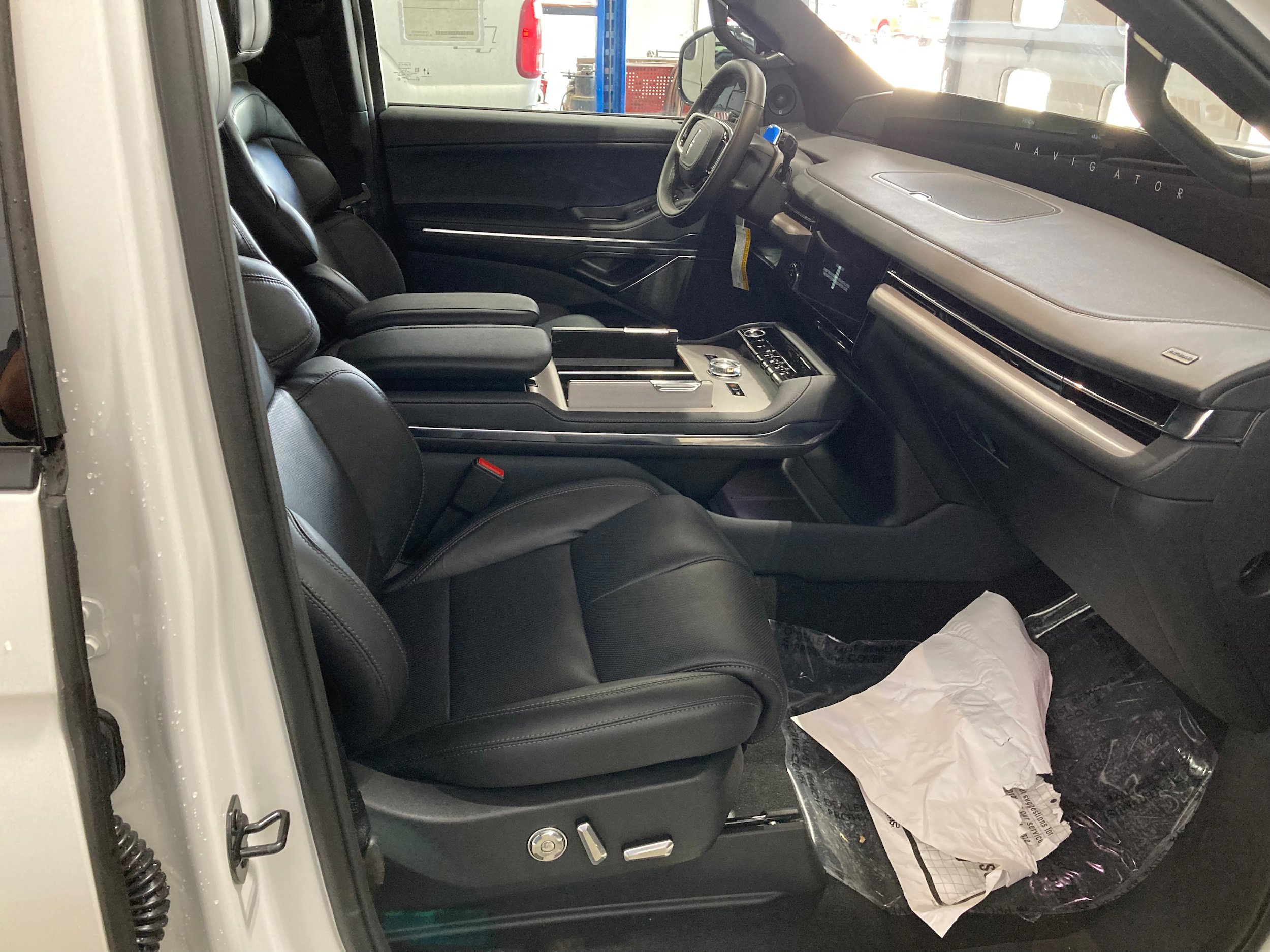 Used 2025 Lincoln Navigator L Reserve w/ Jet Appearance Package image 4