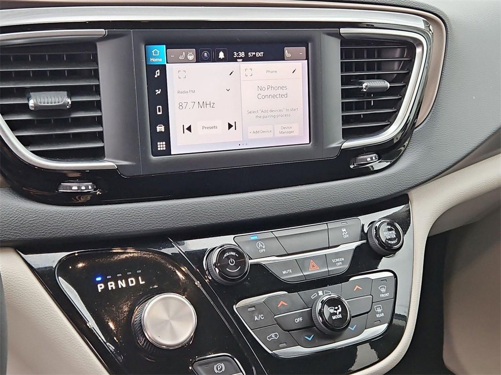 Used 2023 Chrysler Voyager LX image 17