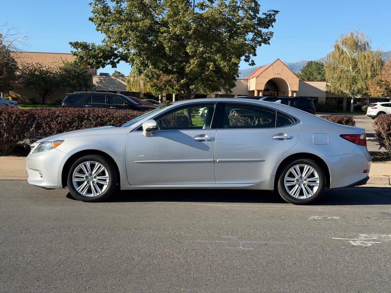 Used 2014 Lexus ES 350 w/ Premium Package FWD image 2