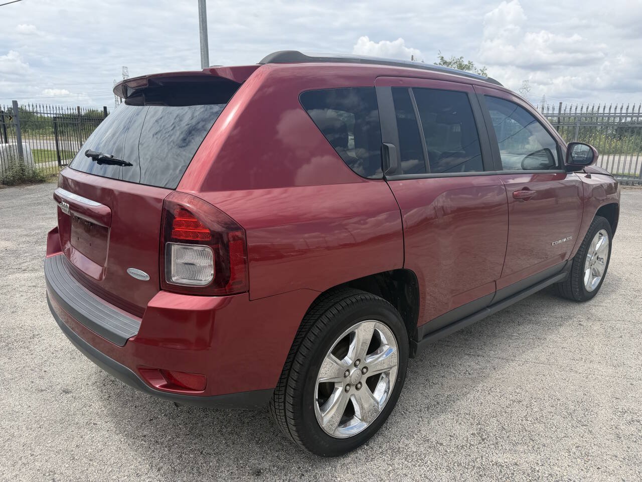 Used 2014 Jeep Compass Latitude w/ Sun/Sound Group FWD image 4