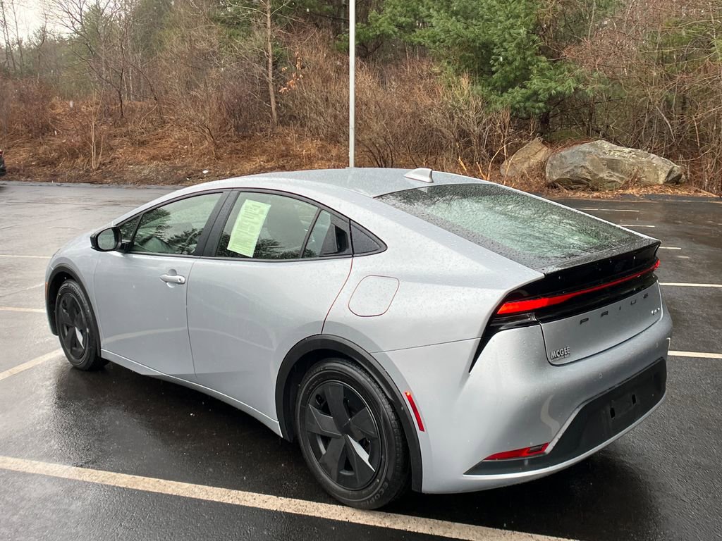 Used 2025 Toyota Prius LE FWD image 3
