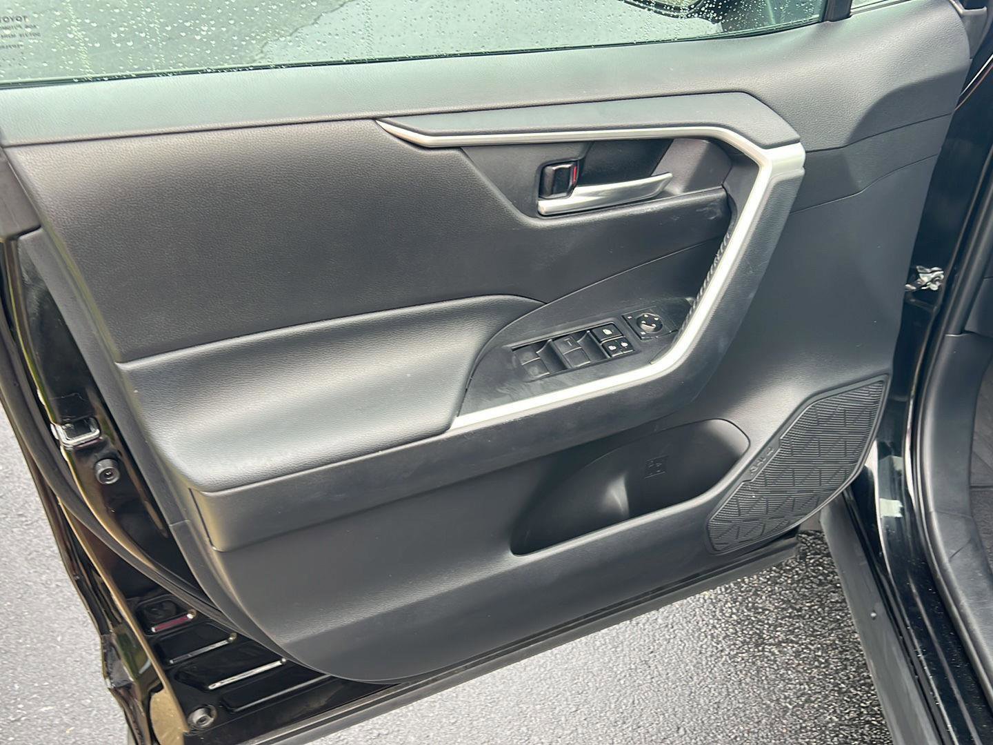 Used 2021 Toyota RAV4 XLE image 15