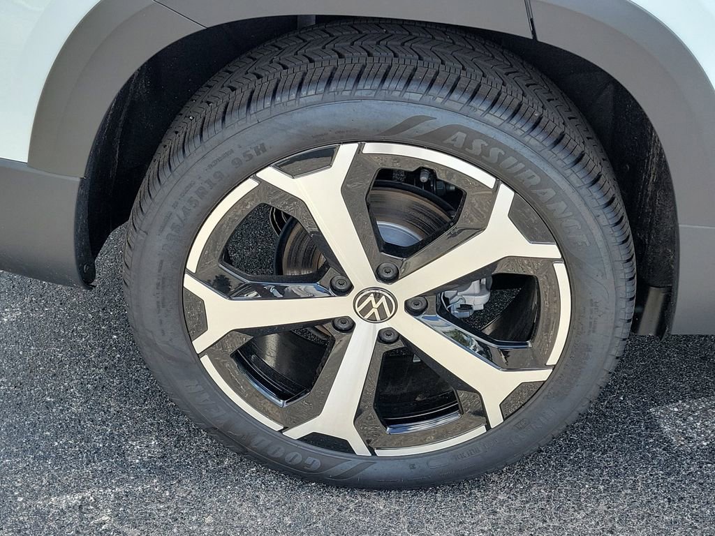 New 2026 Volkswagen Taos SEL image 5