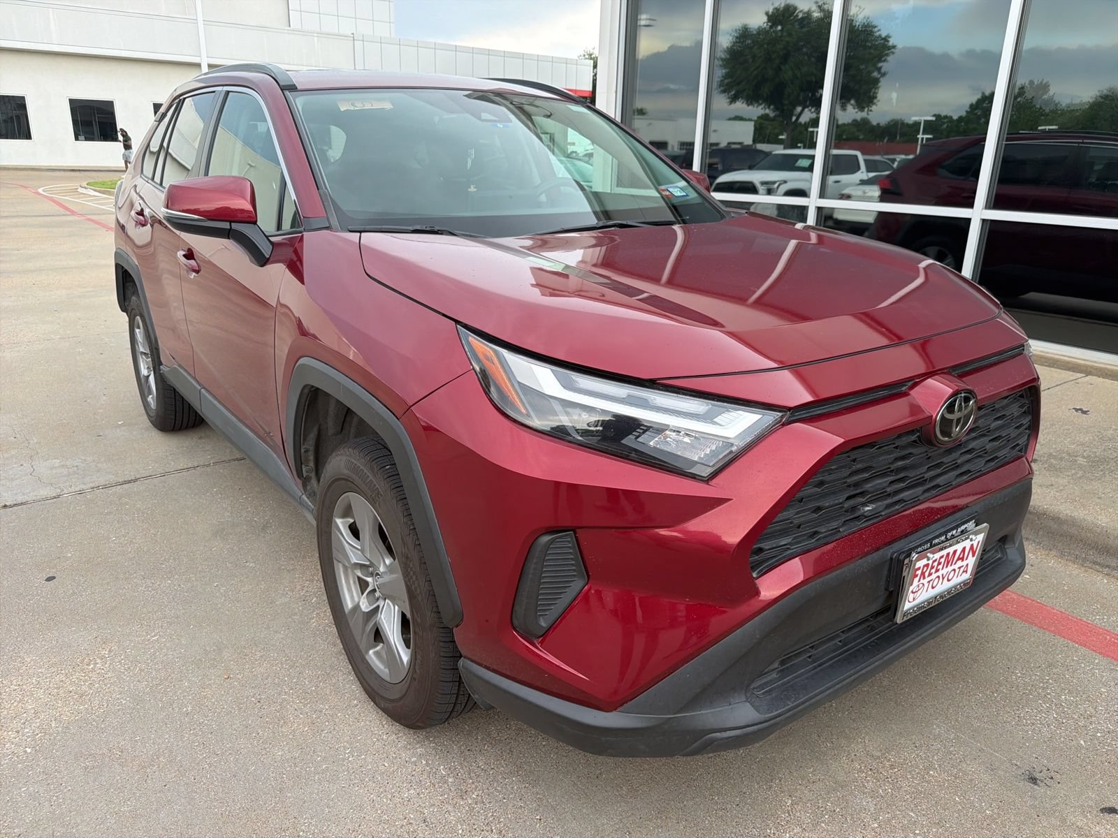 Used 2022 Toyota RAV4 XLE AWD/4WD image 4