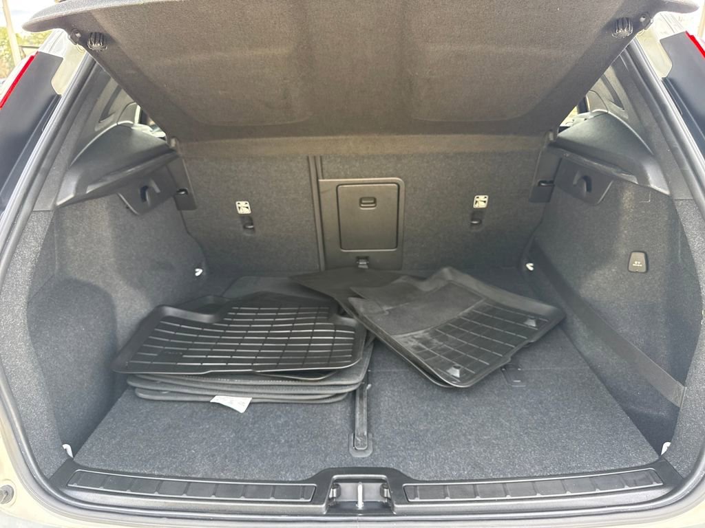 Used 2019 Volvo XC40 T5 Momentum image 27