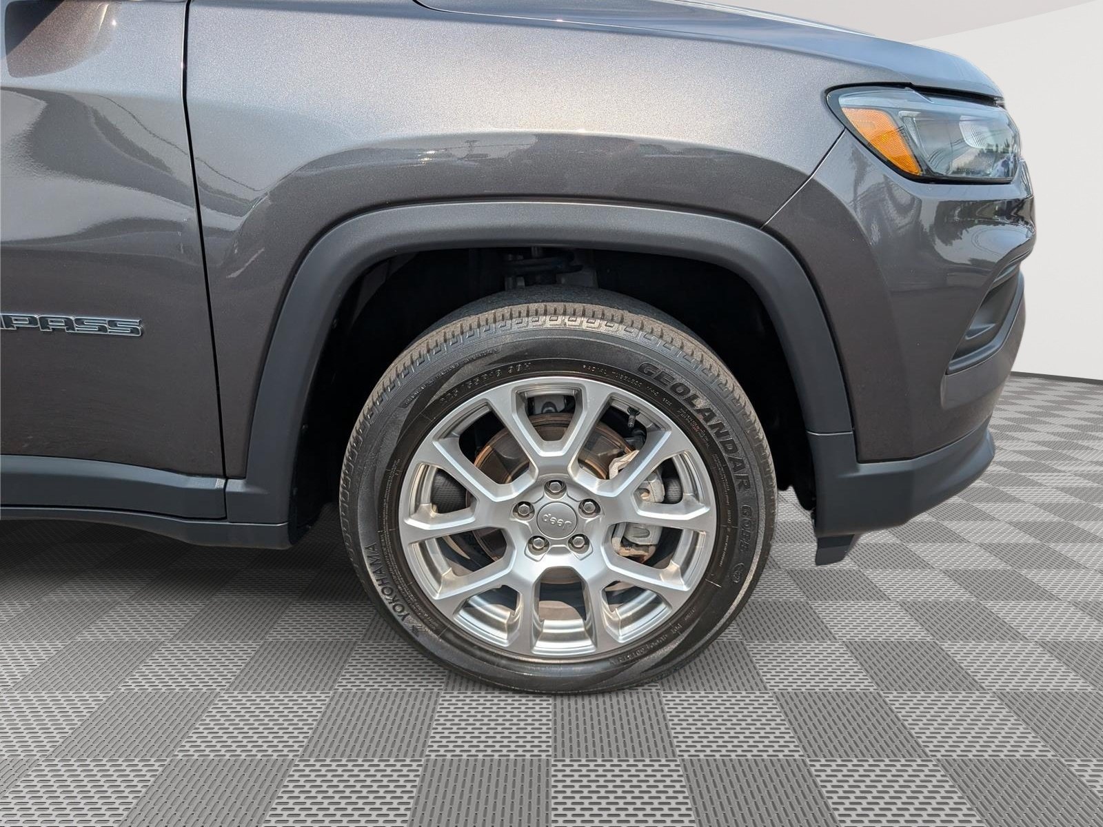 Used 2022 Jeep Compass Latitude w/ Sun and Sound Group AWD/4WD image 9