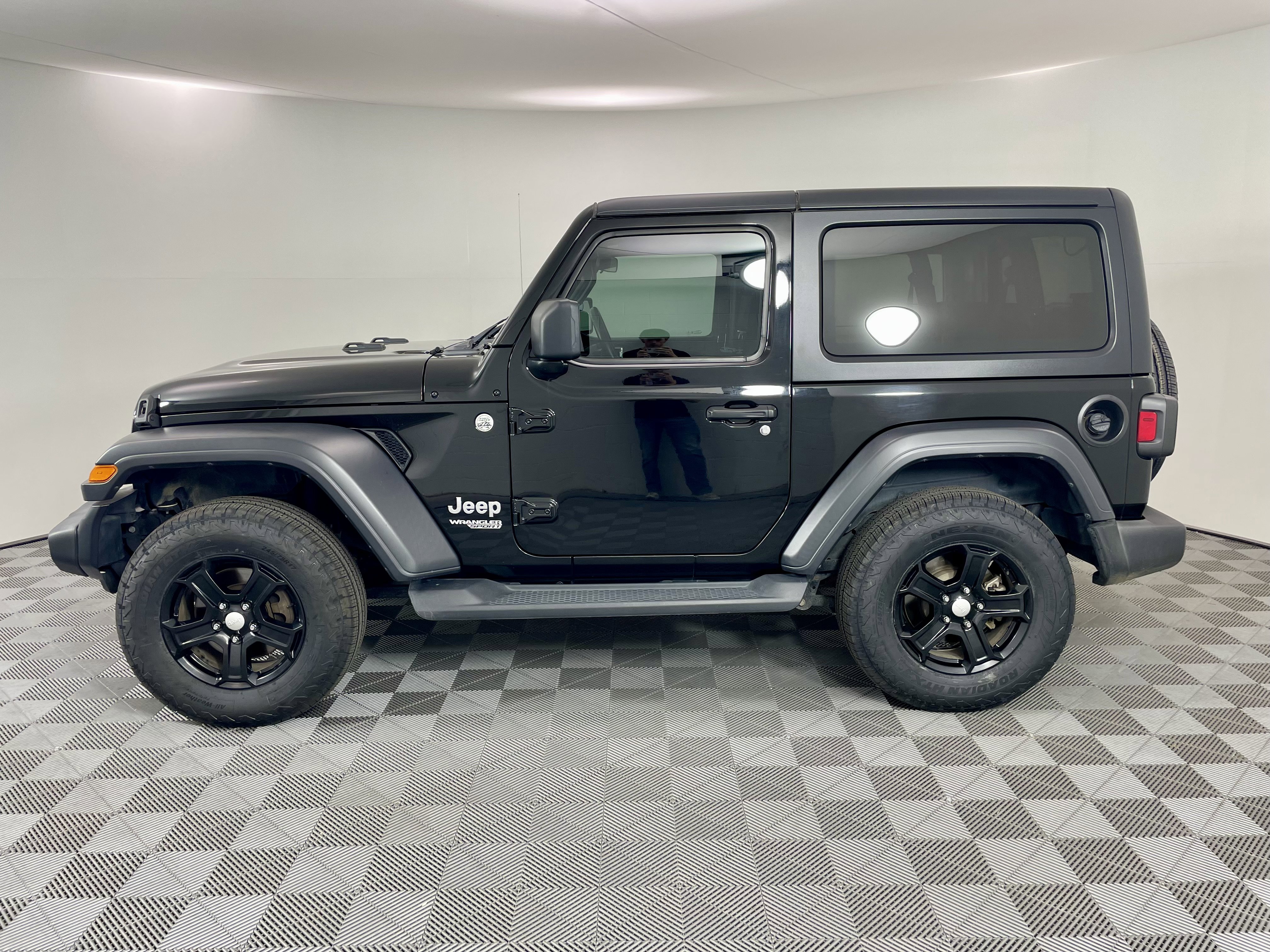 Used 2020 Jeep Wrangler Sport S image 2