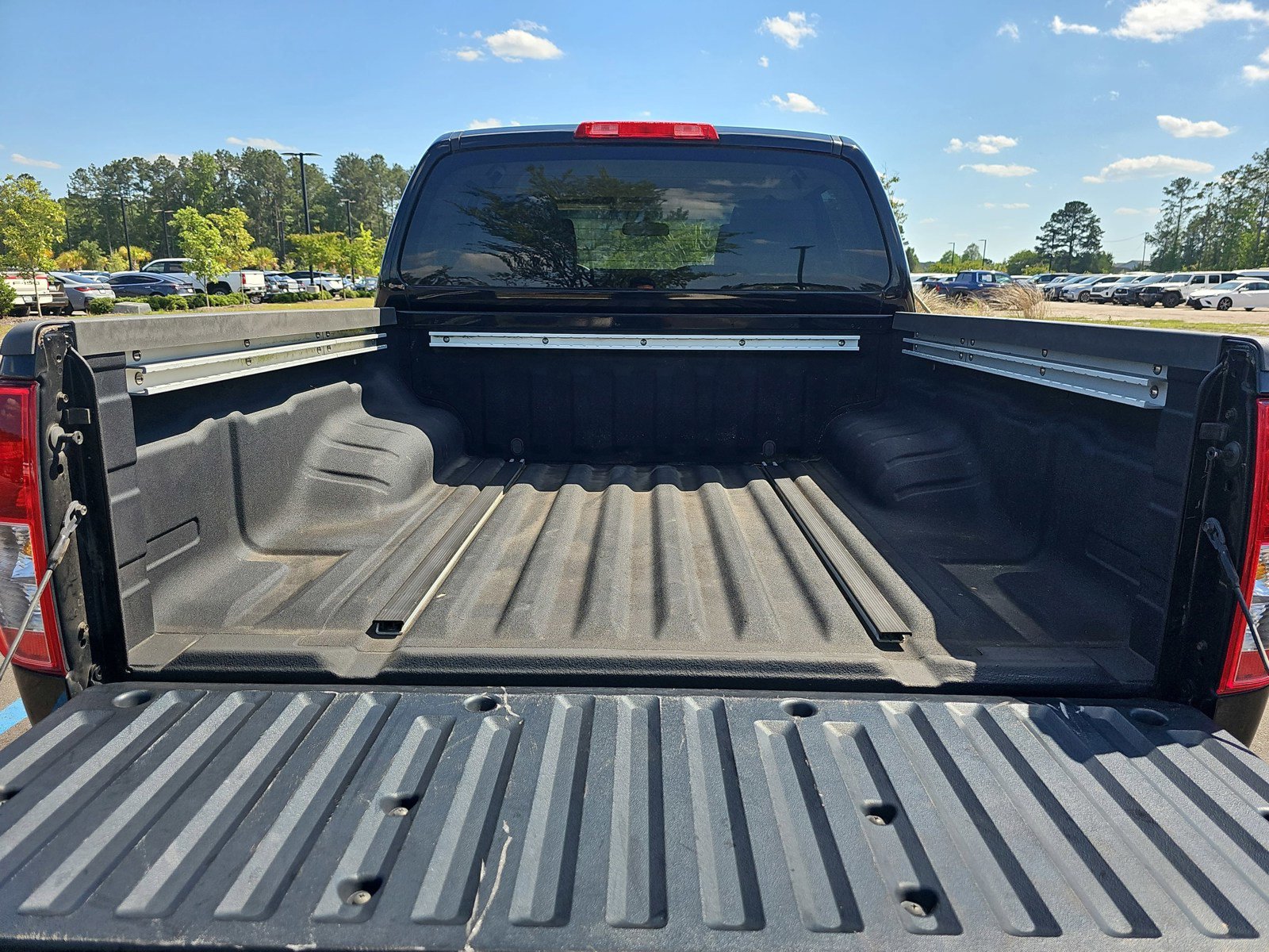 Used 2010 Nissan Frontier SE RWD image 13