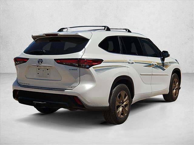 Used 2023 Toyota Highlander Bronze Edition FWD image 6