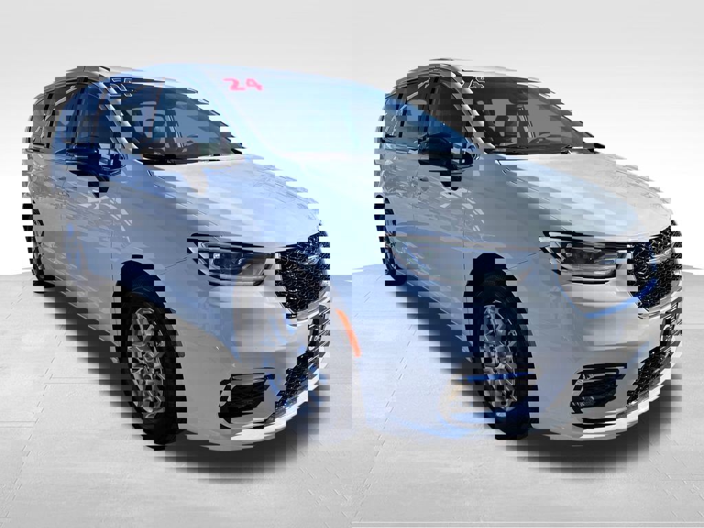 Used 2024 Chrysler Pacifica Touring-L image 7