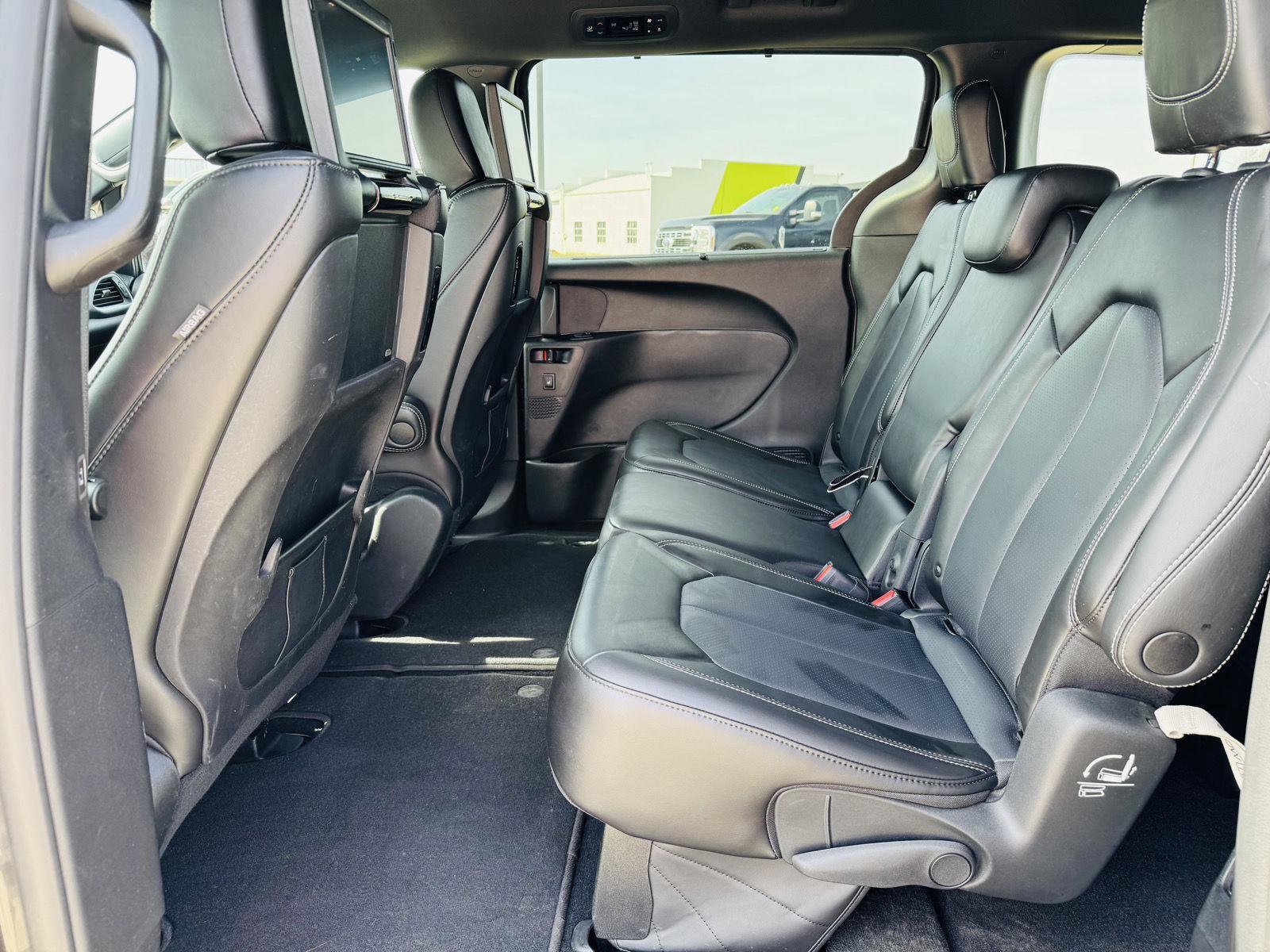 Used 2023 Chrysler Pacifica Touring-L w/ Uconnect Theater Family Group image 30