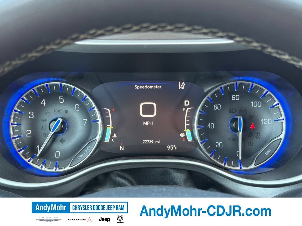 Used 2023 Chrysler Pacifica Touring-L FWD image 7