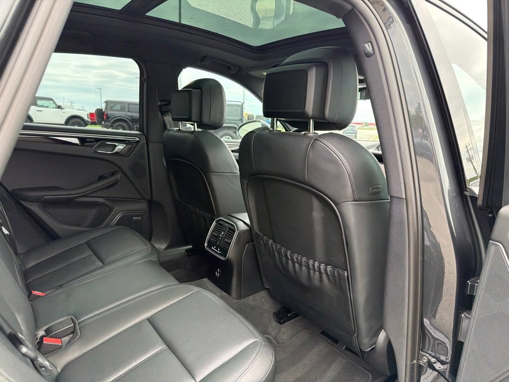 Used 2023 Porsche Macan Turbo AWD/4WD image 19