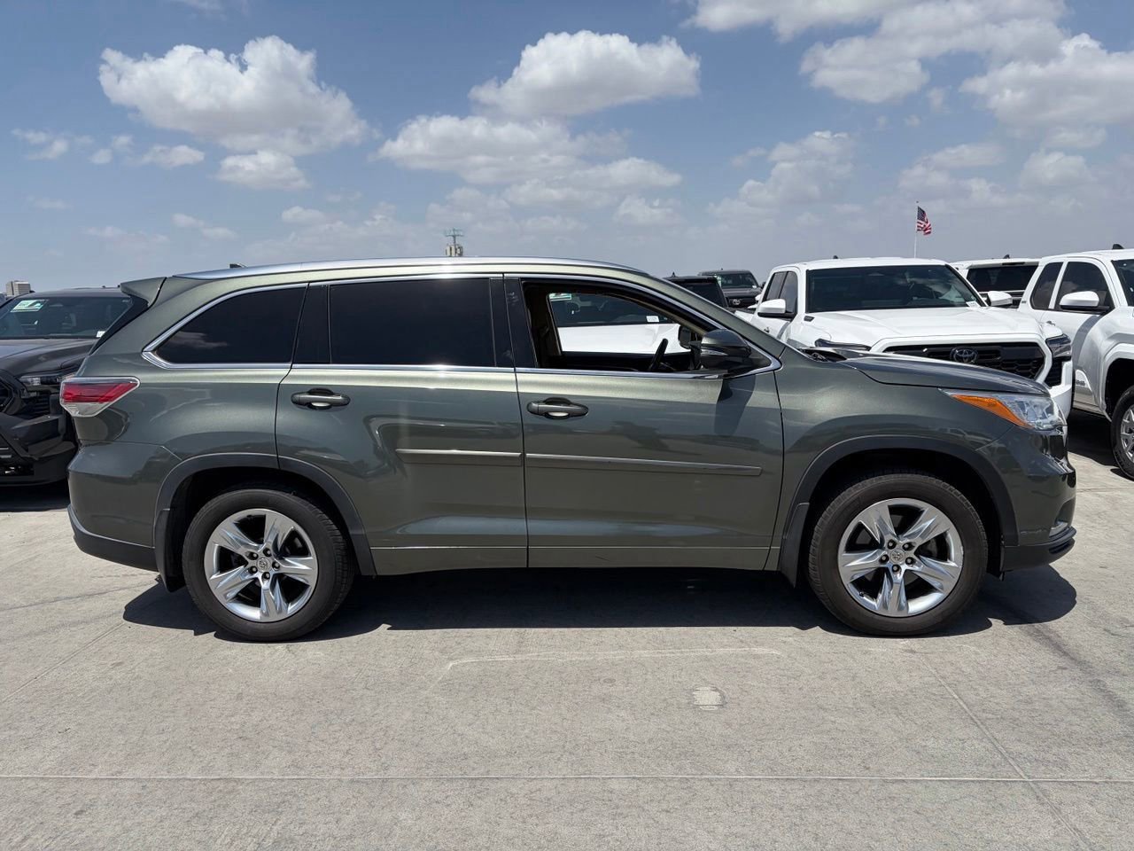 Used 2014 Toyota Highlander Limited Platinum FWD image 3