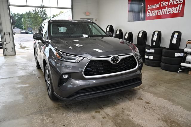 Used 2021 Toyota Highlander XLE AWD/4WD image 3