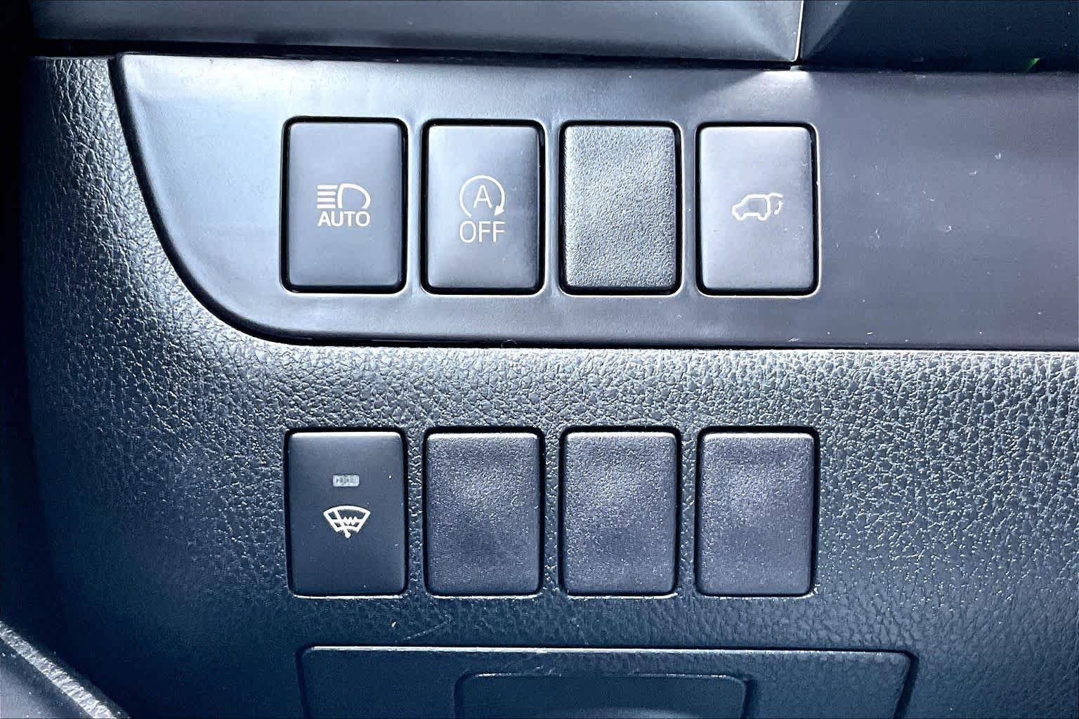 Certified 2018 Toyota Highlander Plus w/ Carpet Mat Package (TMS) AWD/4WD image 36