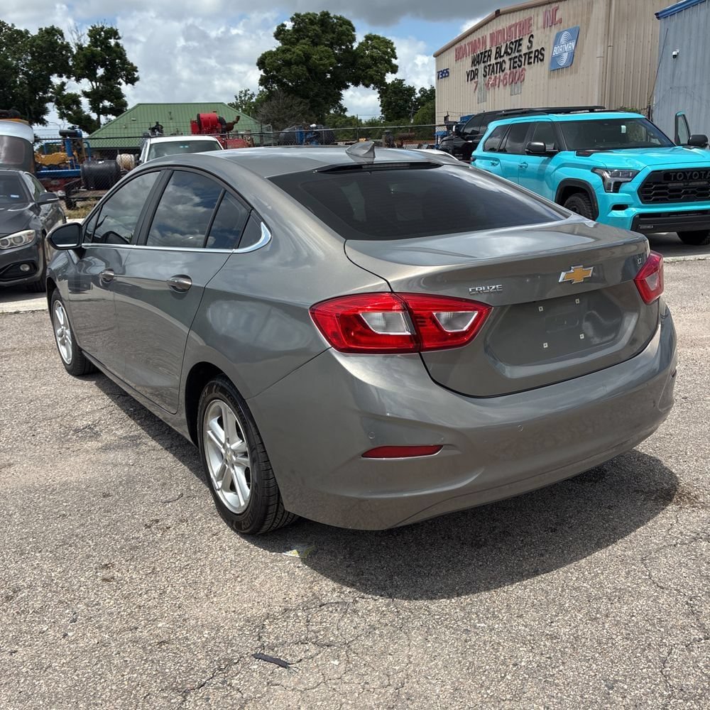 Used 2018 Chevrolet Cruze LT w/ Convenience Package FWD image 4