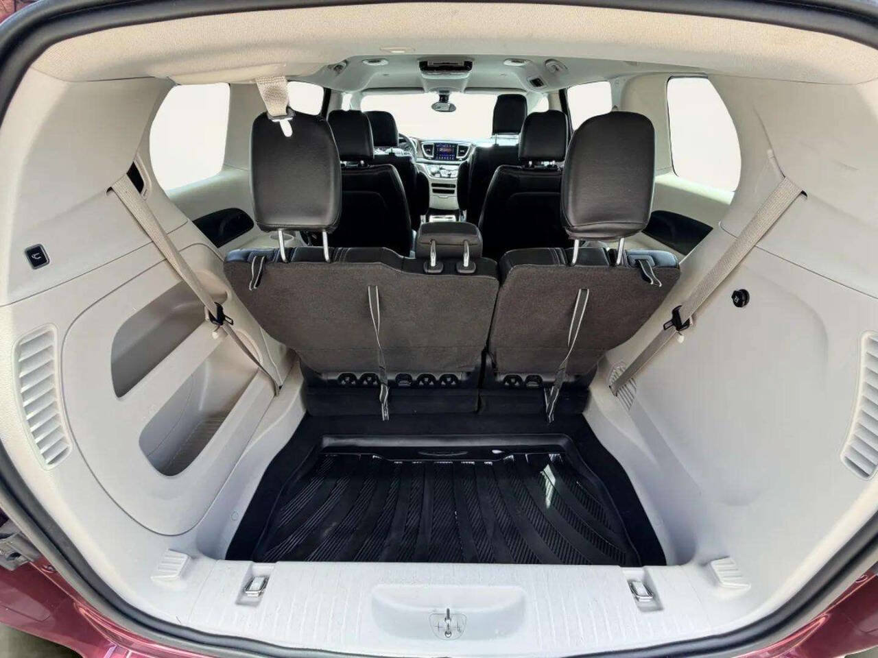 Used 2017 Chrysler Pacifica Touring FWD image 6