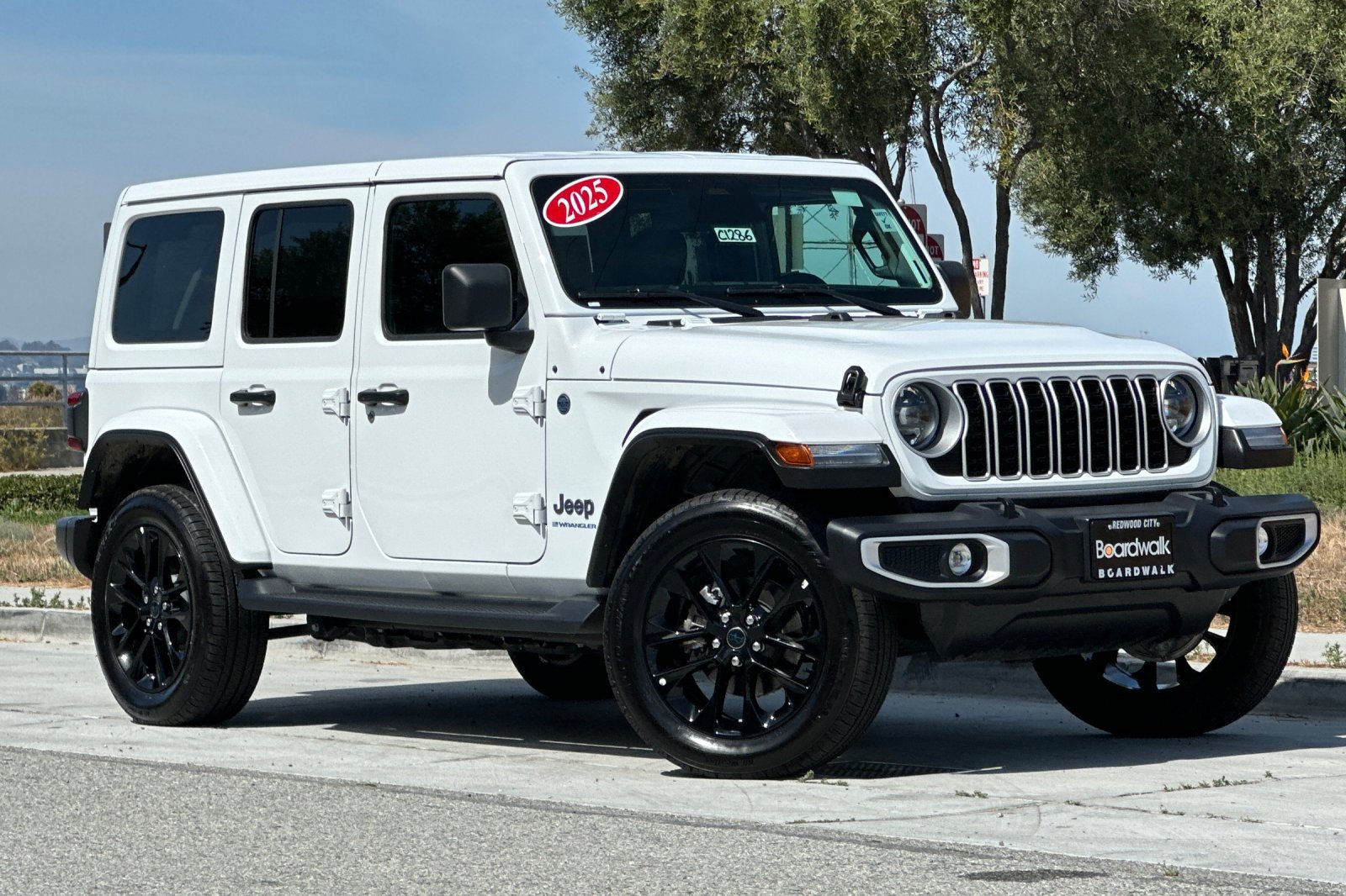 Used 2025 Jeep Wrangler Unlimited Sahara AWD/4WD image 2