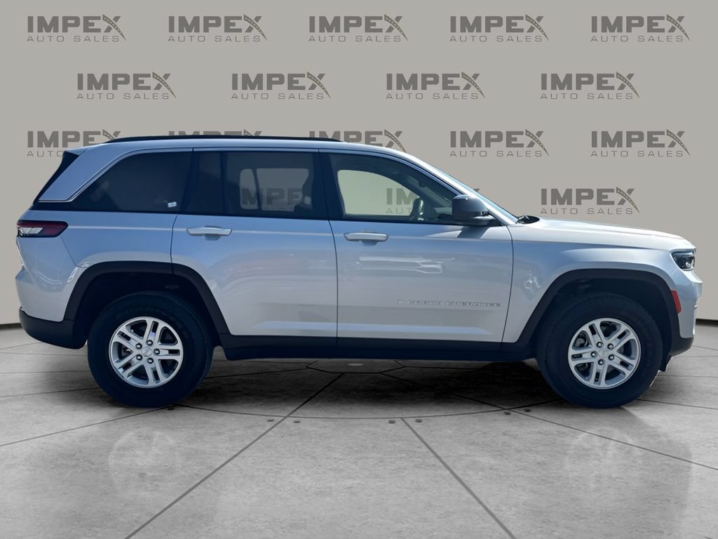 Used 2024 Jeep Grand Cherokee Laredo AWD/4WD image 6