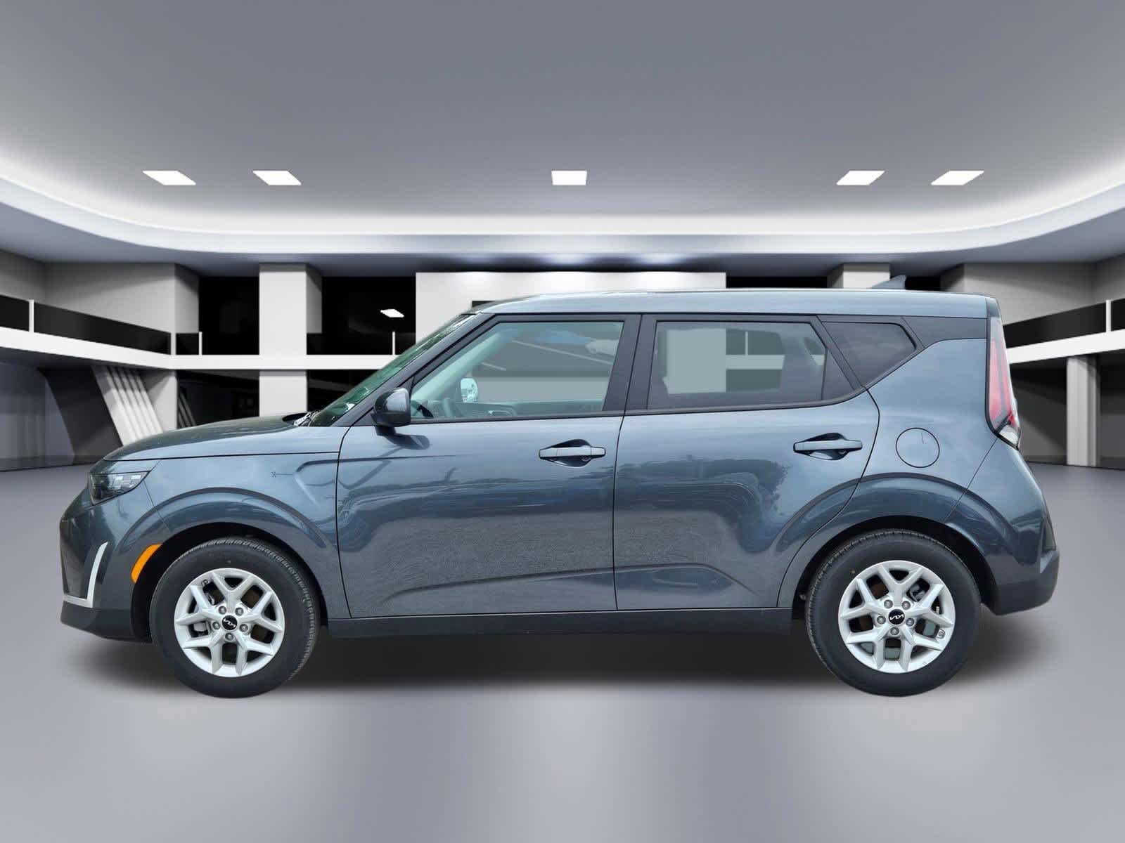 Used 2025 Kia Soul LX FWD image 2