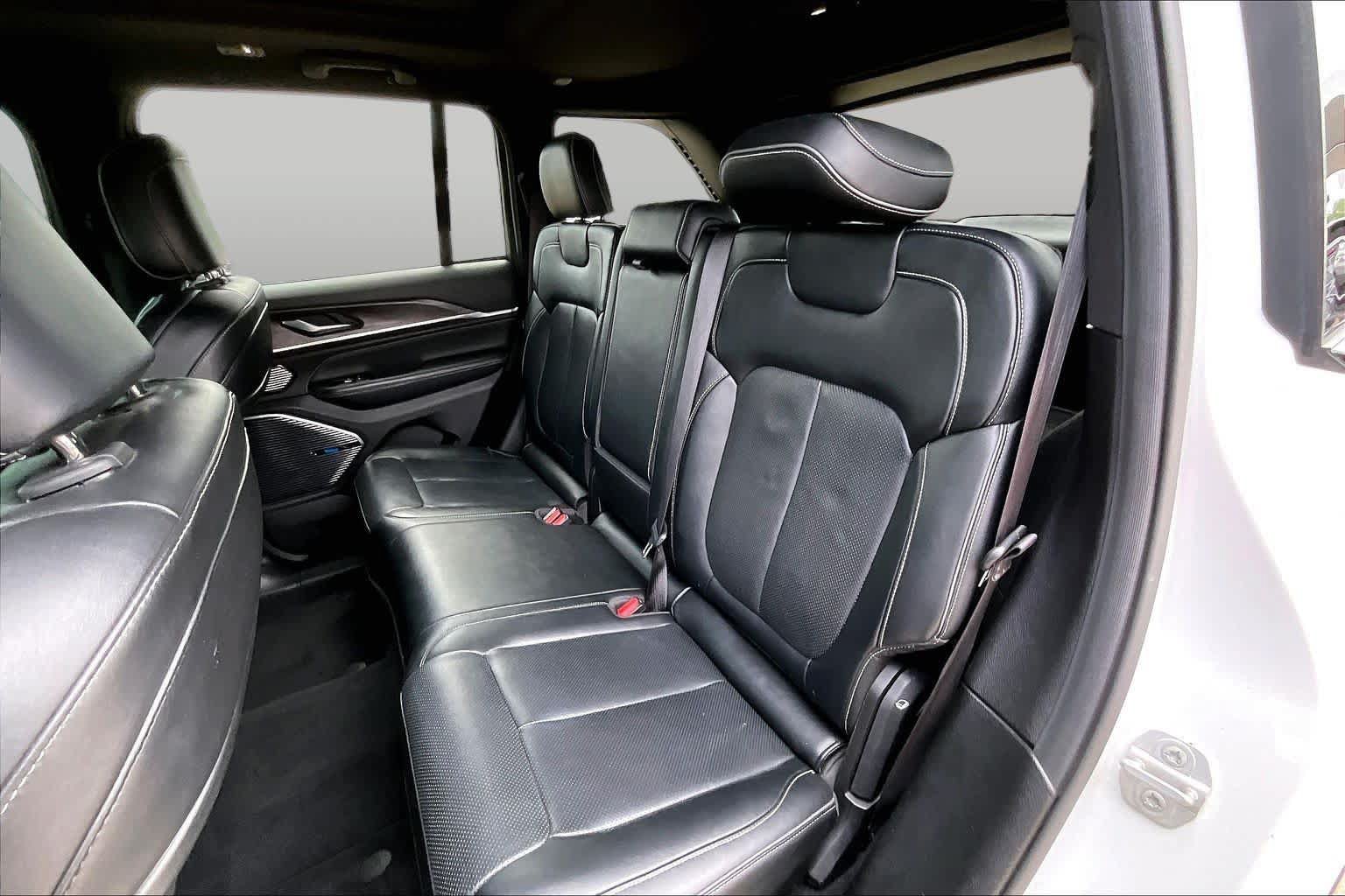 Used 2022 Jeep Grand Cherokee Overland AWD/4WD image 20
