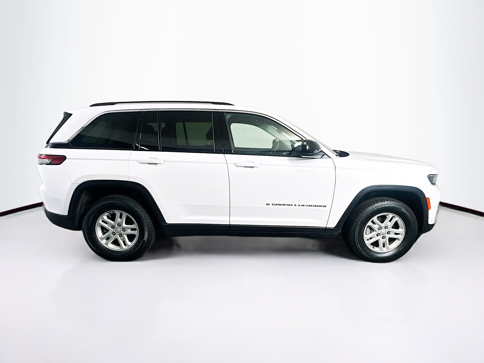 Used 2023 Jeep Grand Cherokee Laredo w/ Luxury Tech Group I AWD/4WD image 10