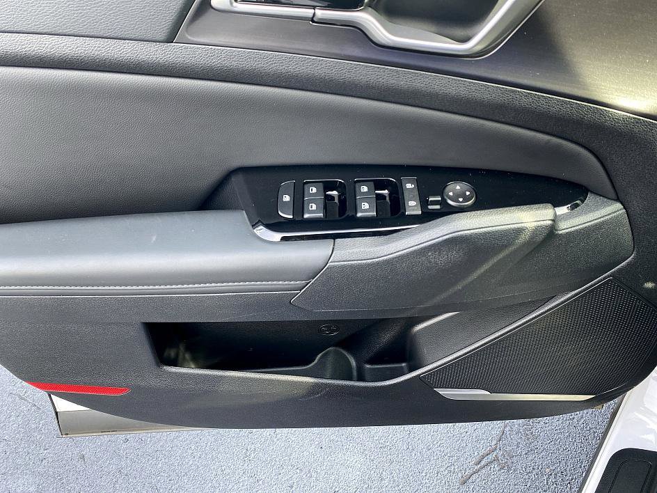 Used 2025 Kia Sportage EX image 9