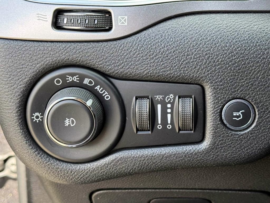 Used 2019 Jeep Cherokee Limited AWD/4WD image 21
