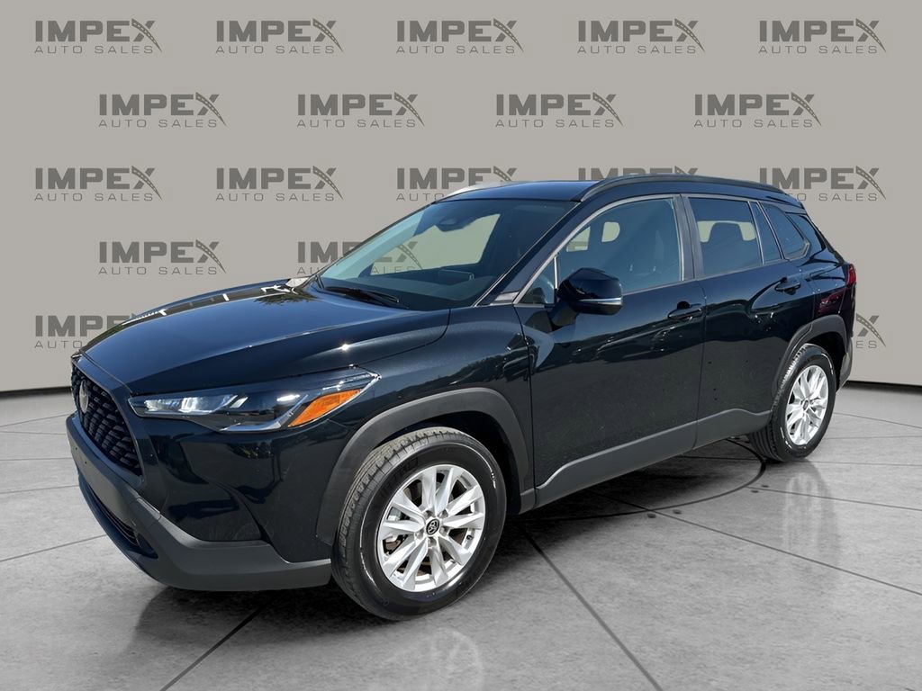 Used 2024 Toyota Corolla Cross LE image 1