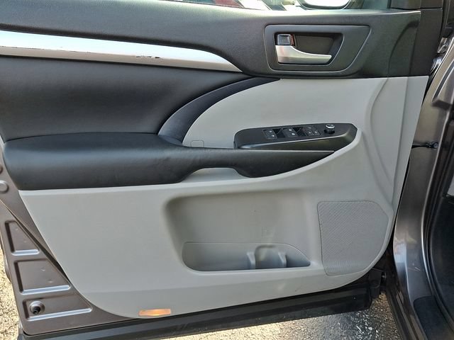 Used 2019 Toyota Highlander XLE AWD/4WD image 14