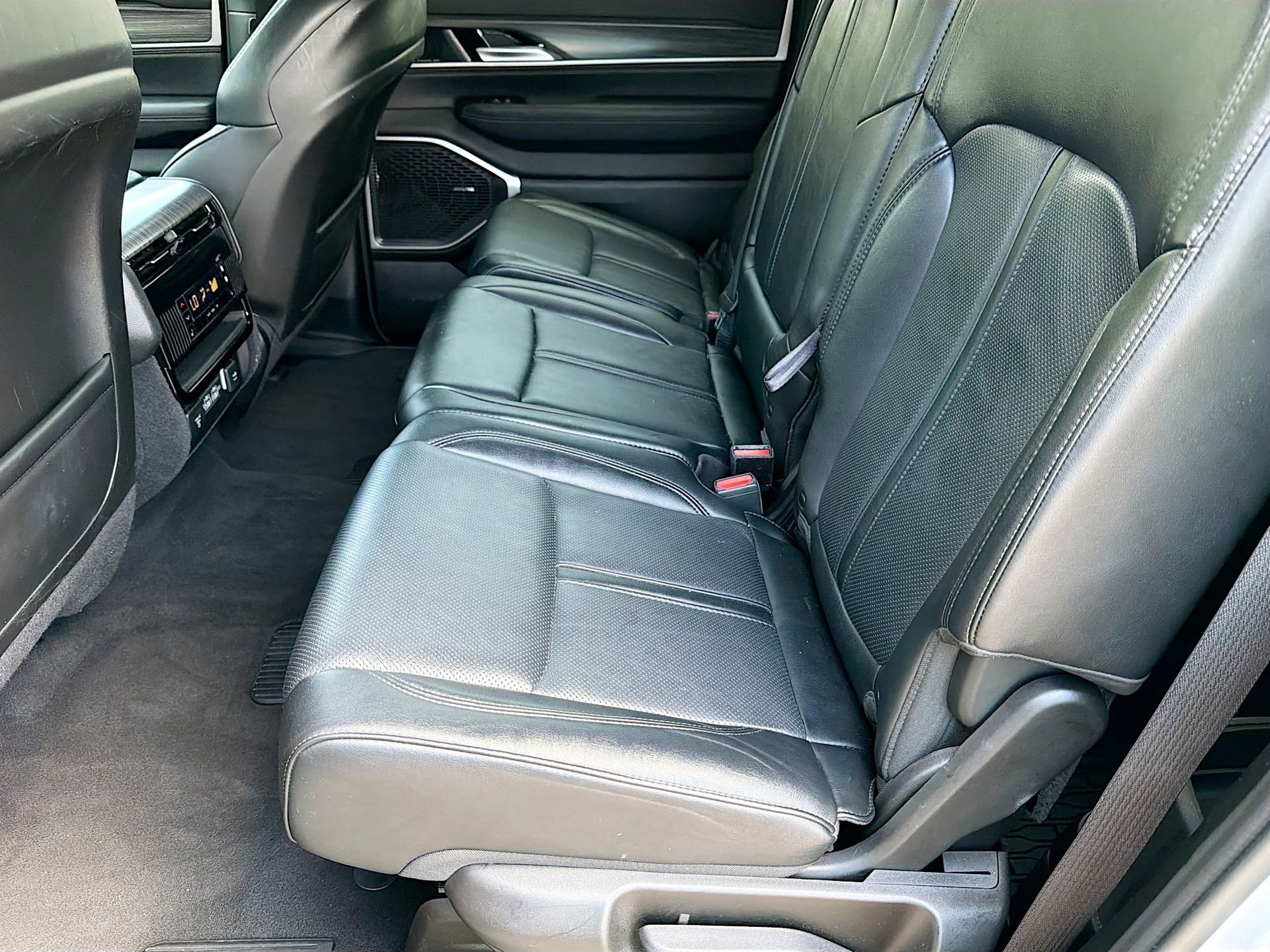 Used 2024 Jeep Wagoneer L Series II w/ Flexible Seating Group RWD image 33