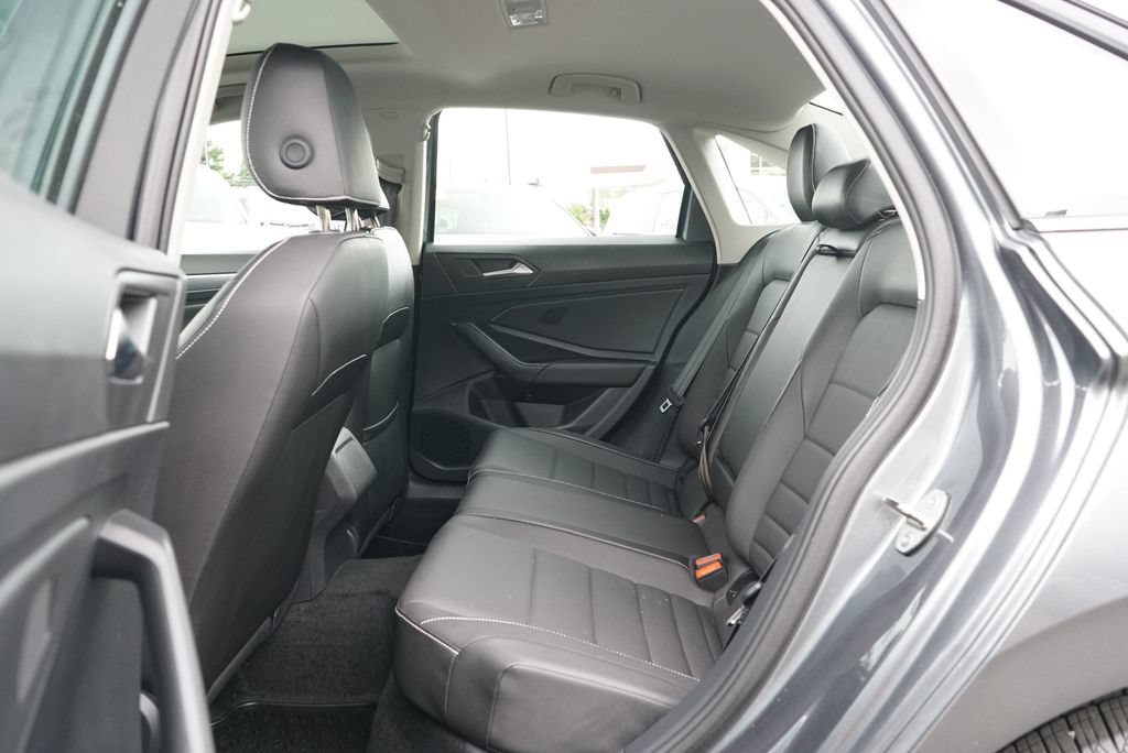 Used 2024 Volkswagen Jetta SE w/ Panoramic Sunroof Package FWD image 11