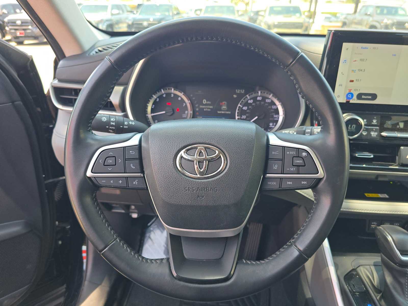 Used 2023 Toyota Highlander XLE FWD image 24