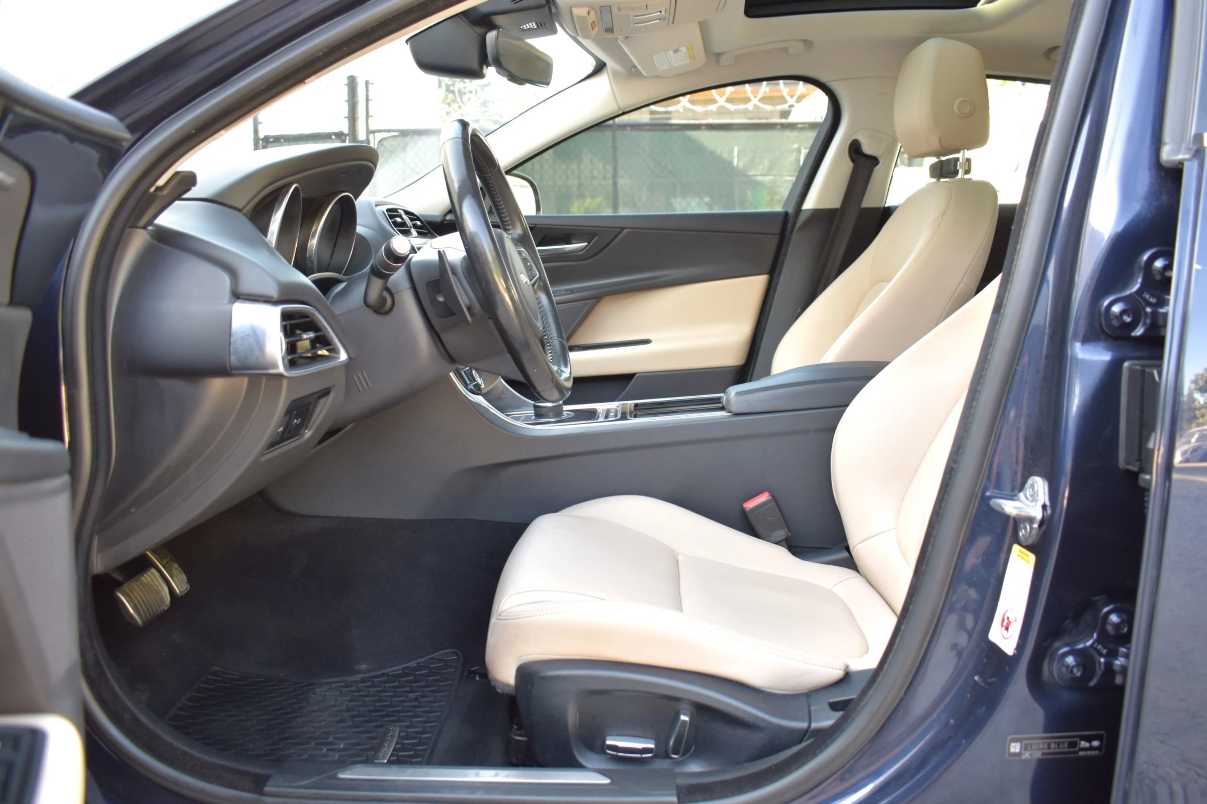 Used 2019 Jaguar XE Premium AWD/4WD image 10