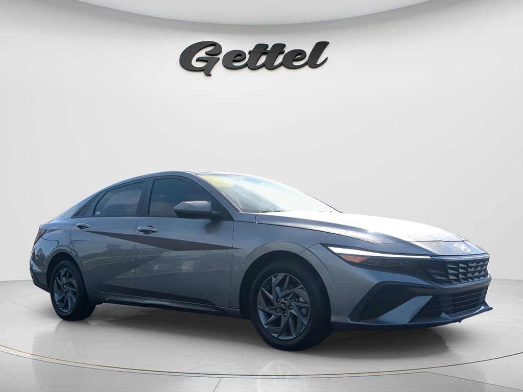 Certified 2024 Hyundai Elantra SEL FWD image 3