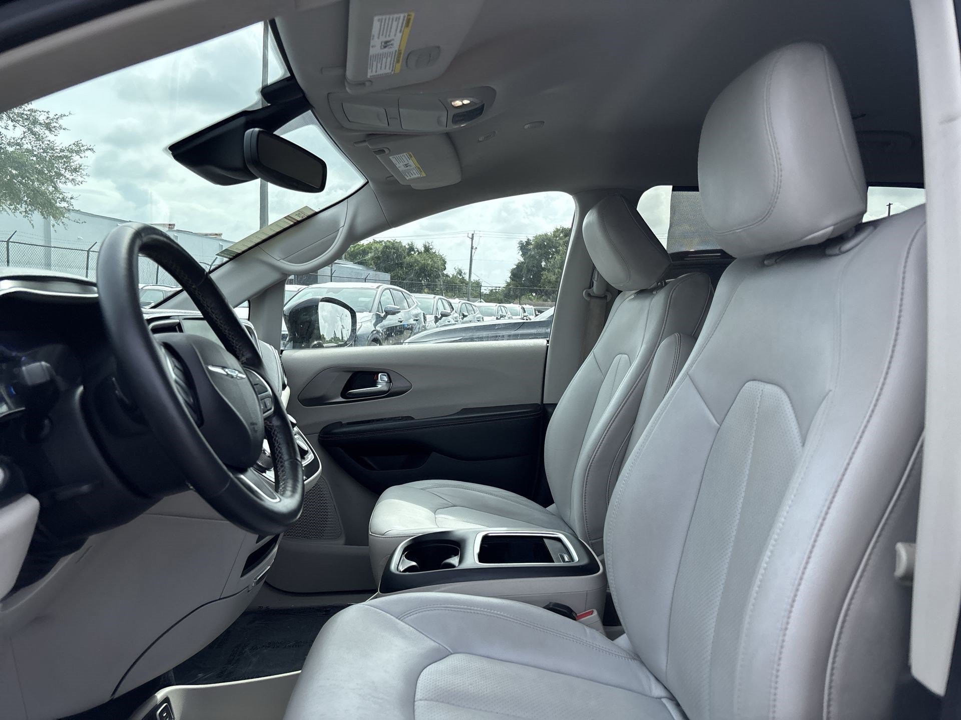 Used 2021 Chrysler Pacifica Touring-L FWD image 13