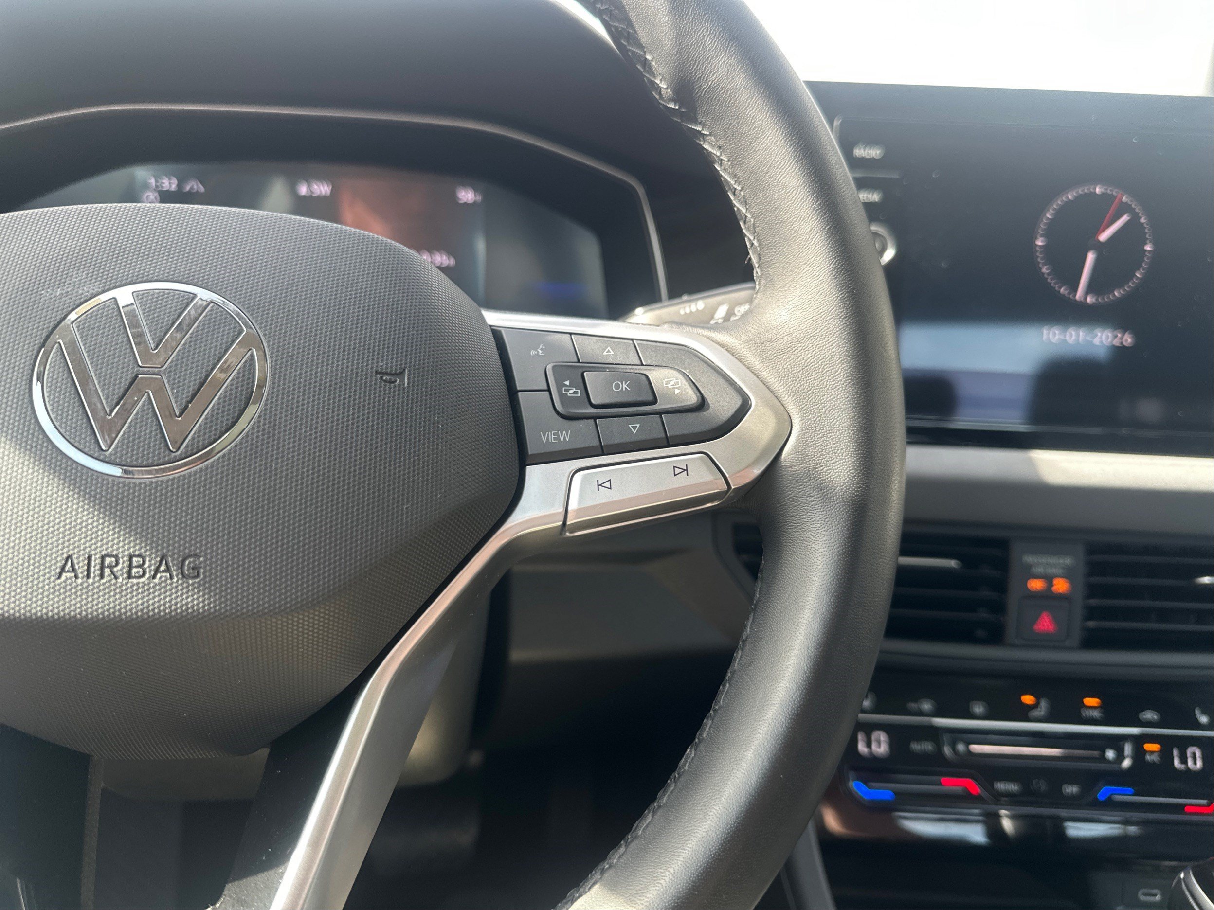 Used 2025 Volkswagen Jetta SE FWD image 34