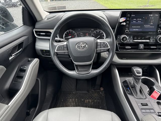 Used 2022 Toyota Highlander XLE AWD/4WD image 19