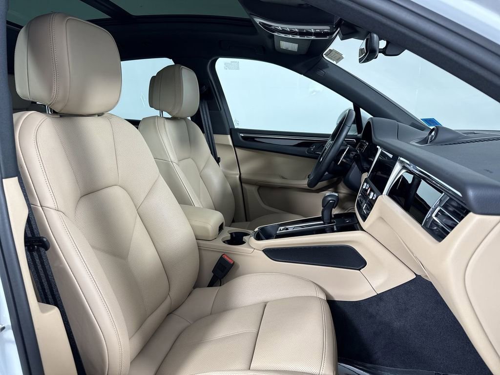 Certified 2025 Porsche Macan image 24