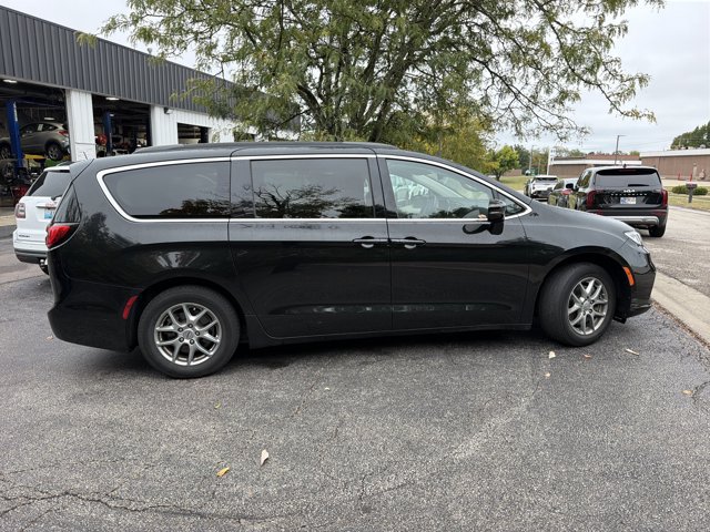 Used 2021 Chrysler Pacifica Touring w/ Cold Weather Group FWD image 11