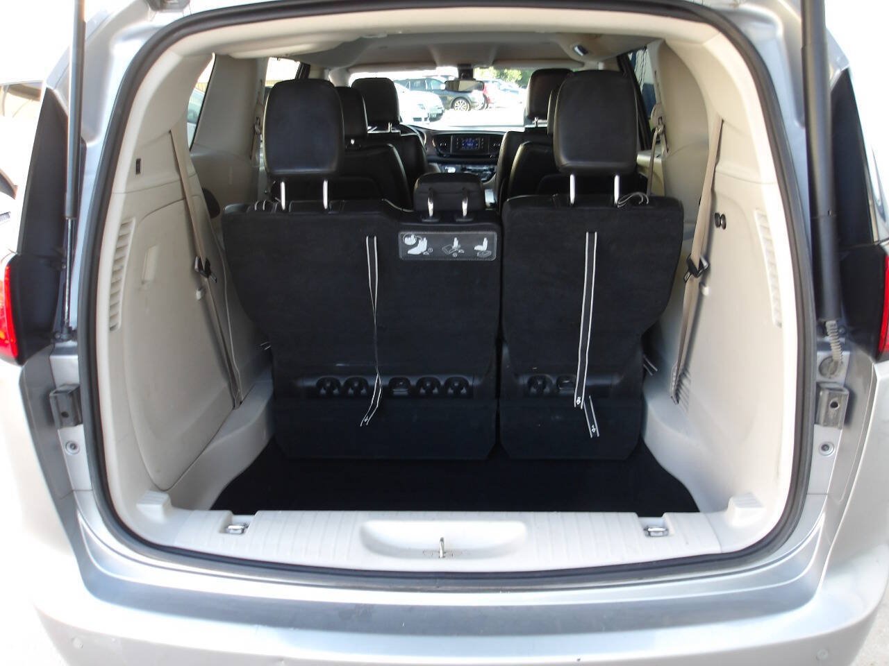 Used 2017 Chrysler Pacifica Touring-L FWD image 24