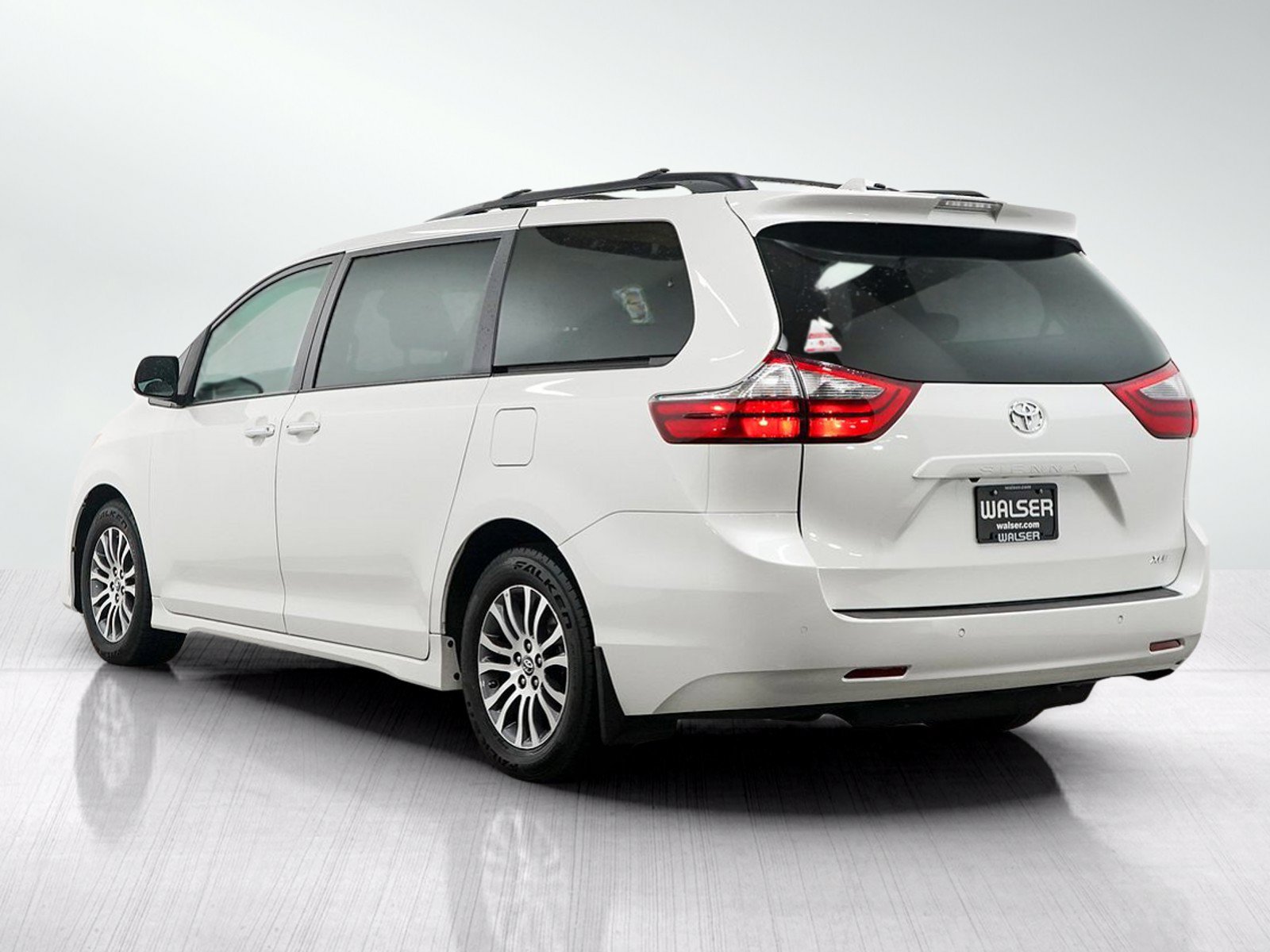 Used 2020 Toyota Sienna XLE Premium w/ Carpet Mat Package FWD image 3