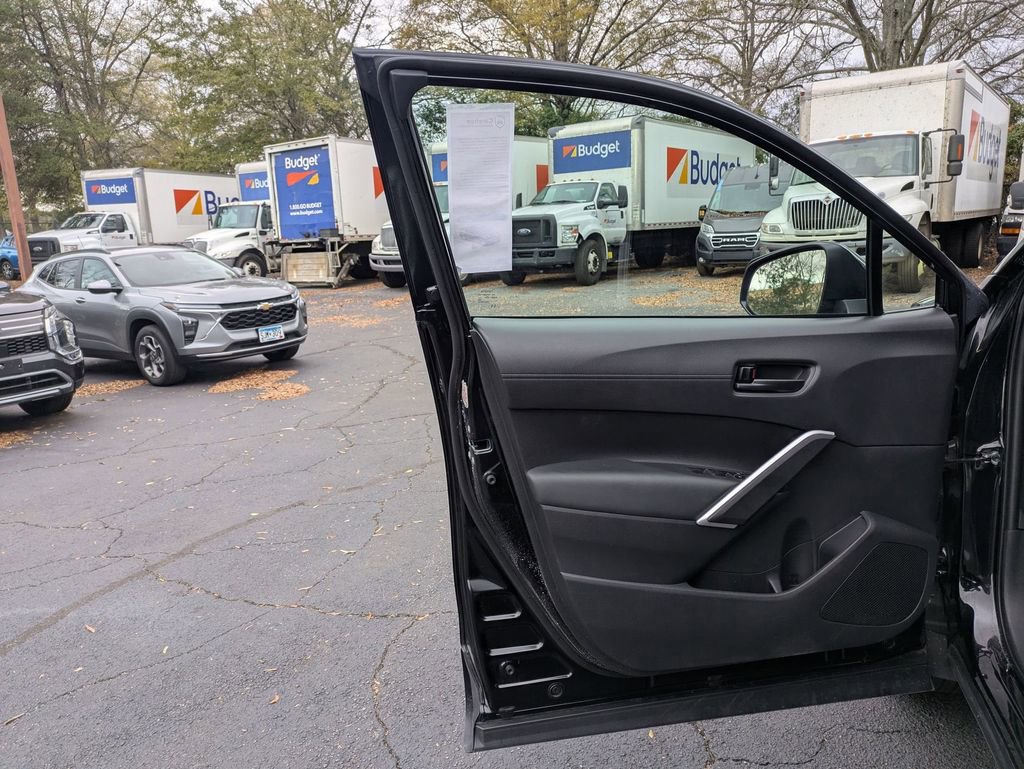 Used 2025 Toyota Corolla Cross LE image 11