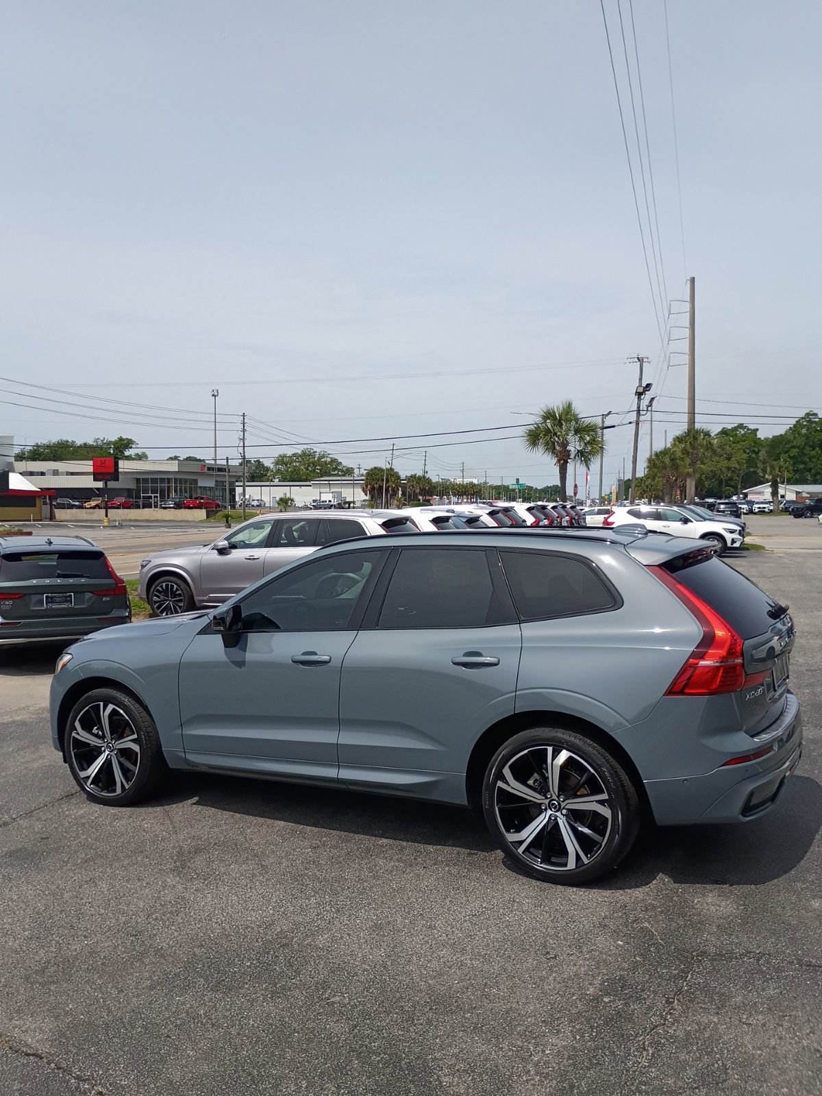 Used 2023 Volvo XC60 B5 Ultimate w/ Climate Package FWD image 3