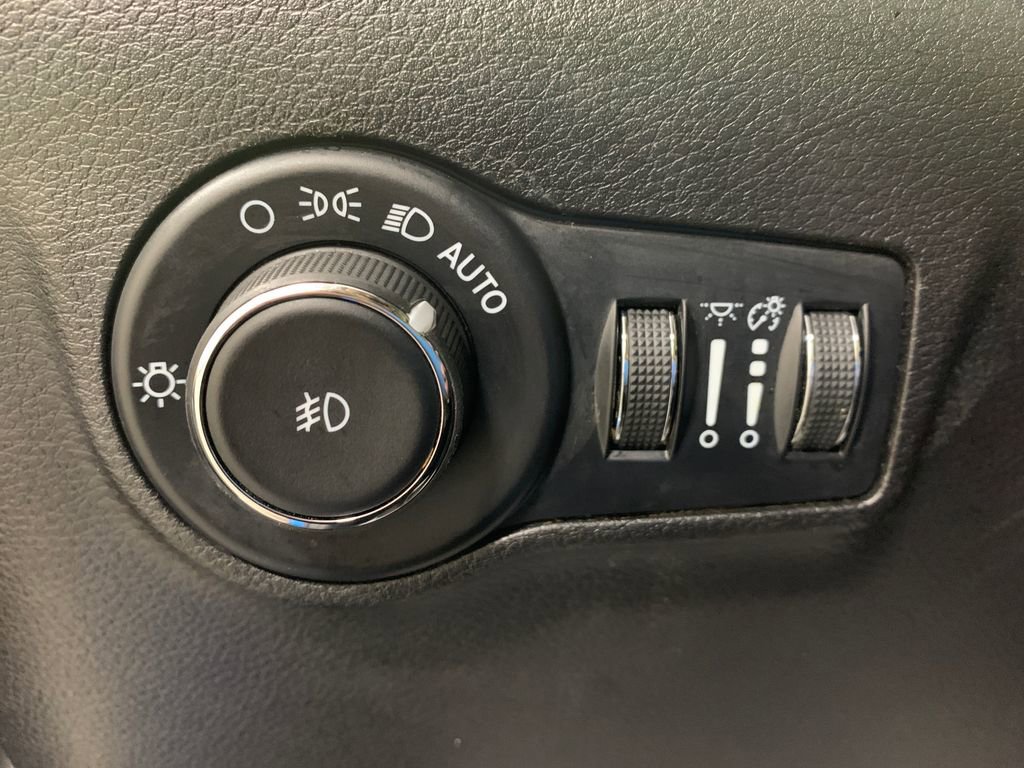 Used 2025 Jeep Compass Limited image 22