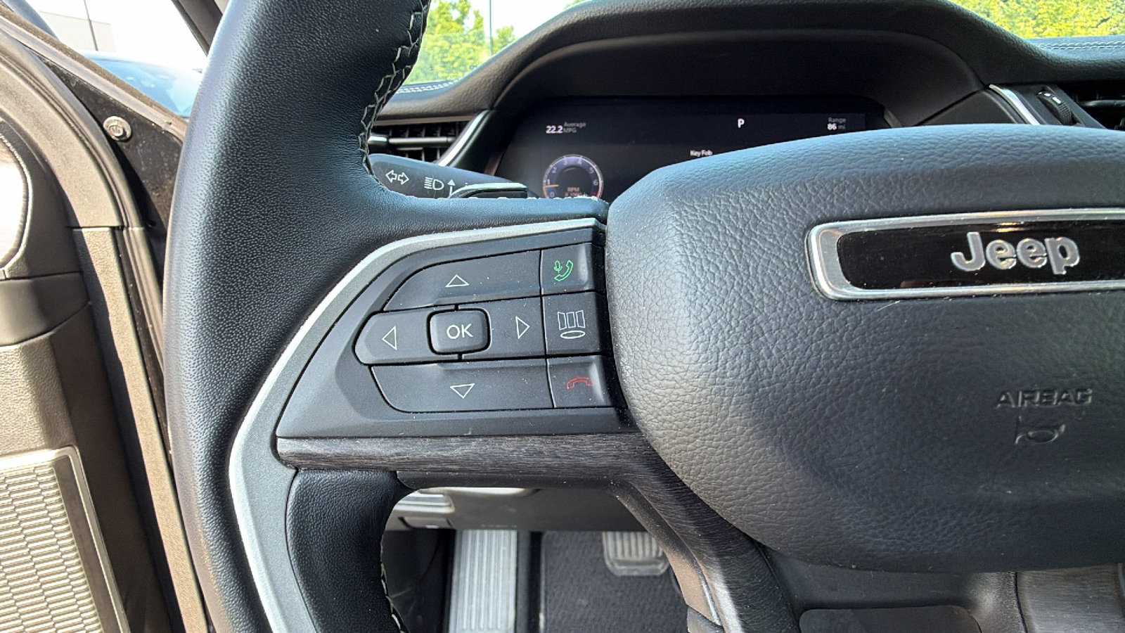 Used 2022 Jeep Grand Cherokee Limited w/ Luxury Tech Group II RWD image 28