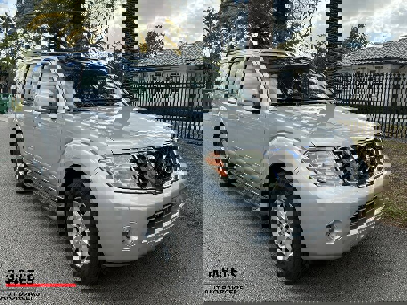 Used 2012 Nissan Pathfinder SV image 4