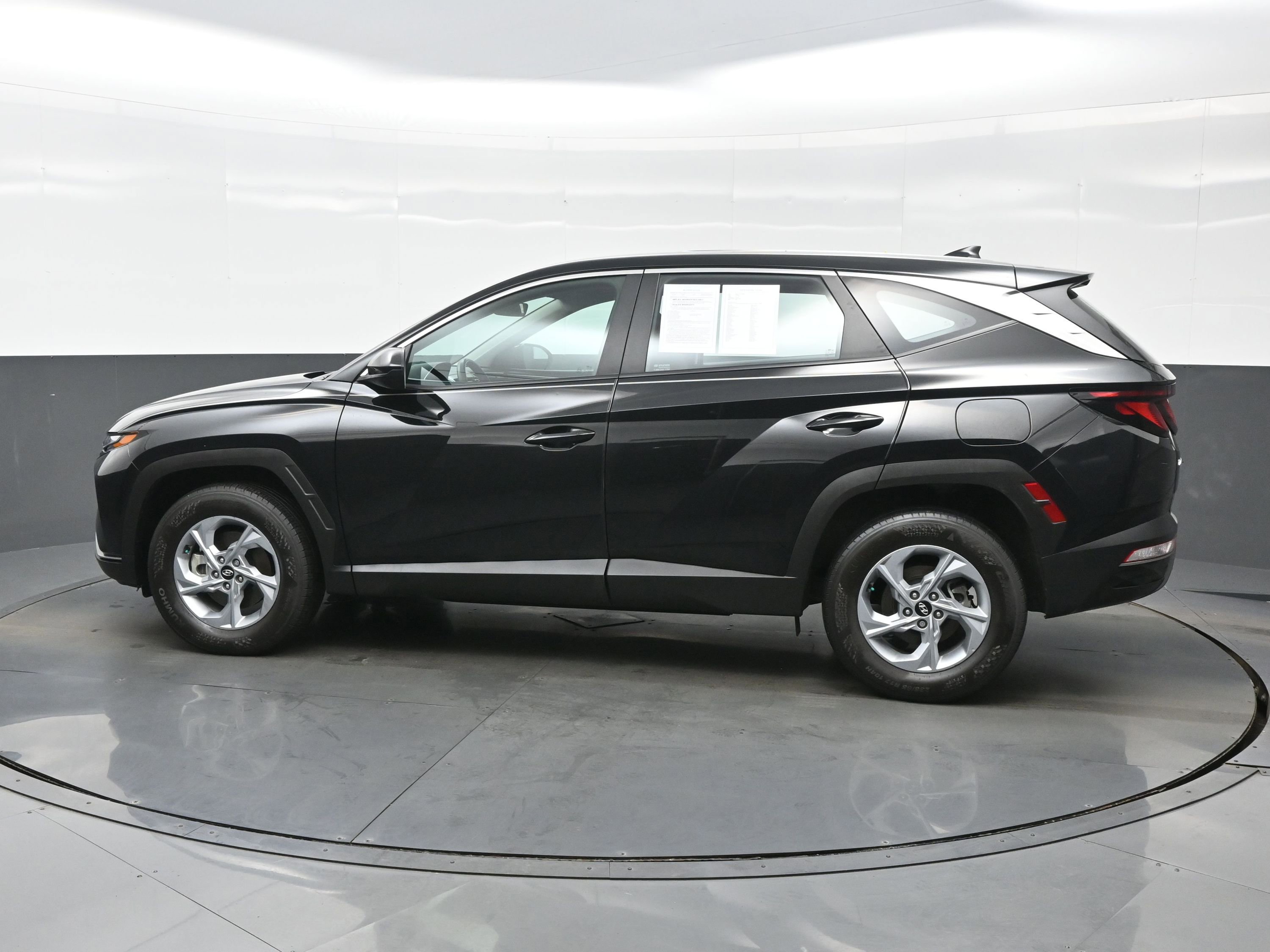 Used 2023 Hyundai Tucson SE image 3