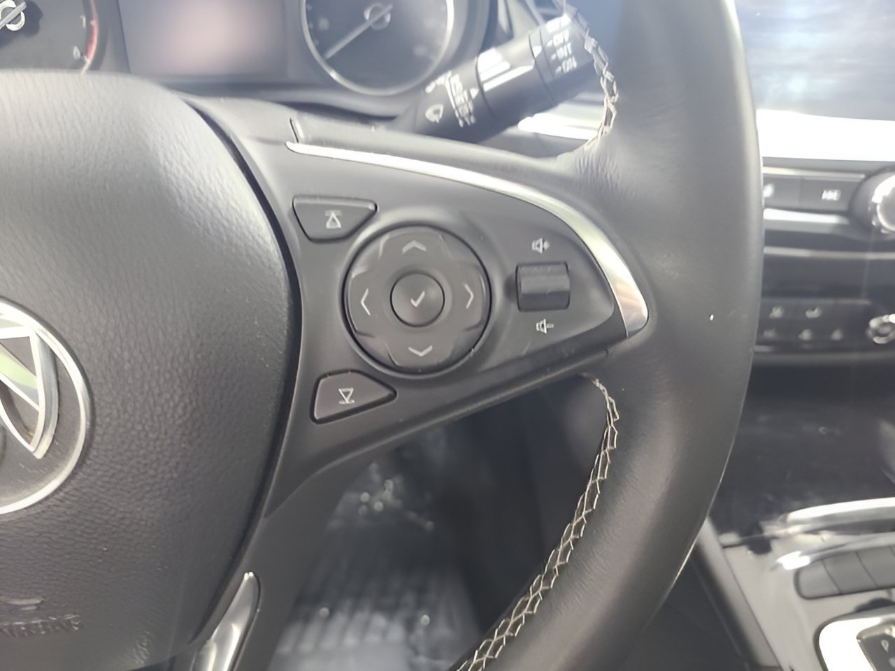 Used 2018 Buick Regal Preferred w/ Sights and Sounds Package AWD/4WD image 29